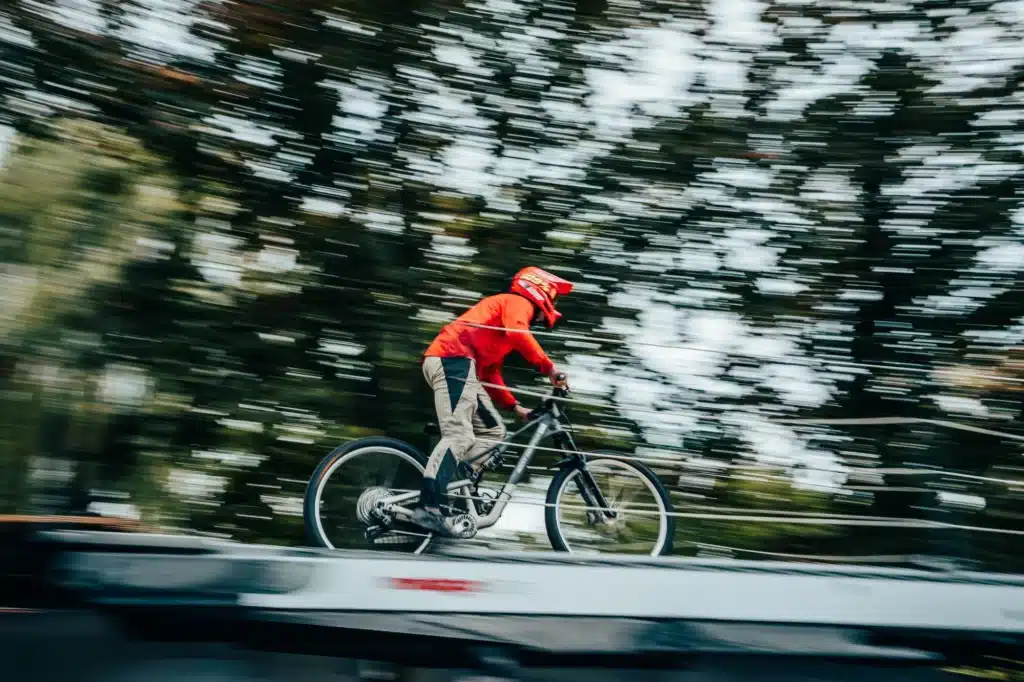 Foto: @dreivisionen City Downhill Pößneck 2026: Fahrer mit Mitzieheffekt auf der LKW-Rampe